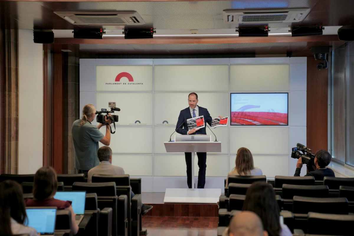 Juan Fernández acusa a PSC y ERC de ser “la versión enmoquetada de los trileros de la Rambla” por presentar los mismos presupuestos